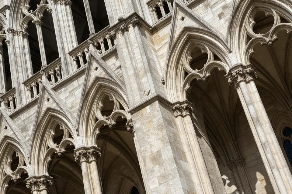 Detalles de las bóvedas y mampostería de la catedral, destacando la ingeniería gótica y la precisión artesanal de sus elementos estructurales.