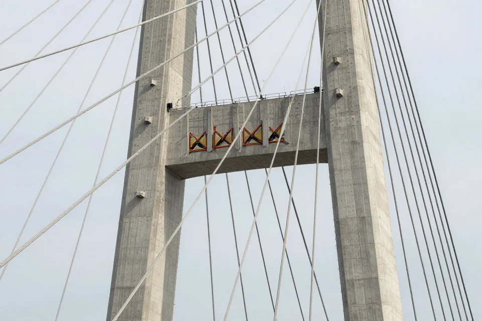 Detalles de la estructura metálica y pilares del Puente Golden Gate, destacando su diseño técnico y materiales de construcción.