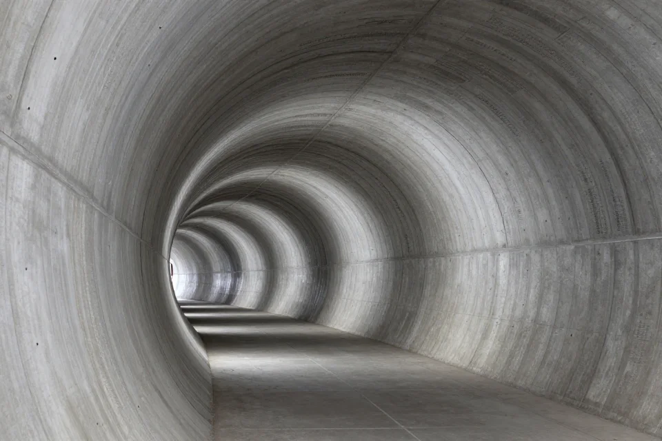 Detalles de la estructura del túnel, mostrando la precisión técnica y los materiales utilizados en su construcción.